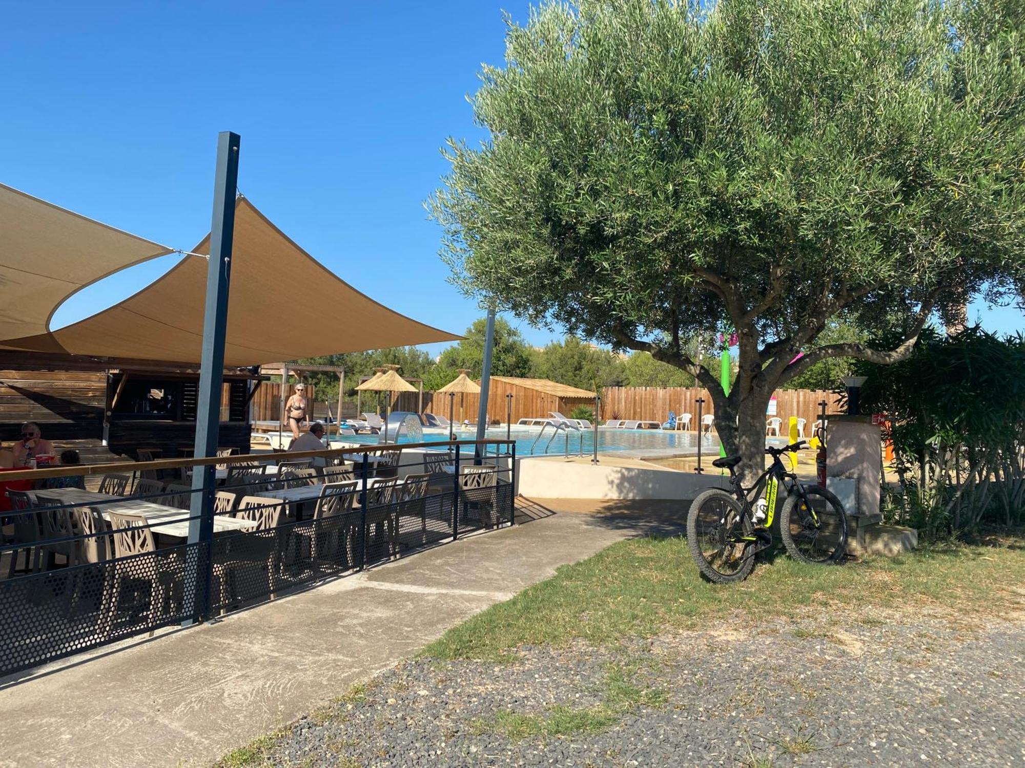 Camping Les Amandiers Castelnau-de-Guers ภายนอก รูปภาพ